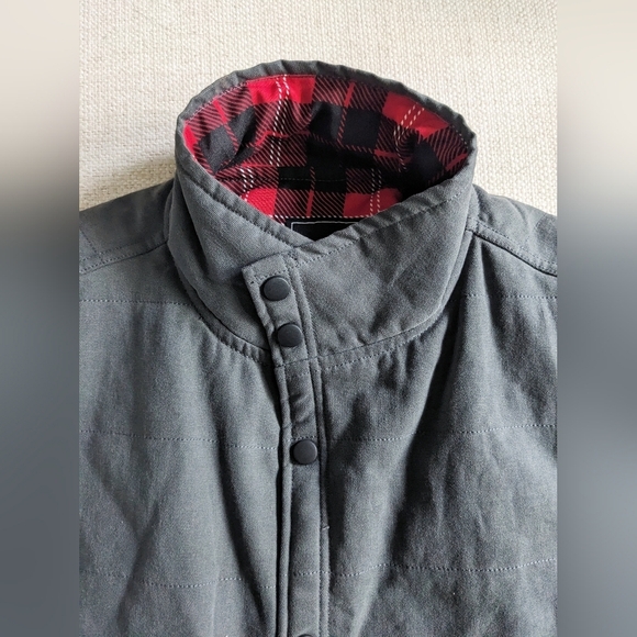 Simply Southern Men's MEDIUM Gray Red Plaid Quilted Snap Front Vest w/Pockets - Picture 6 of 7